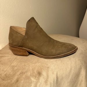 Lucky Brand, ankle boot with cream stitching